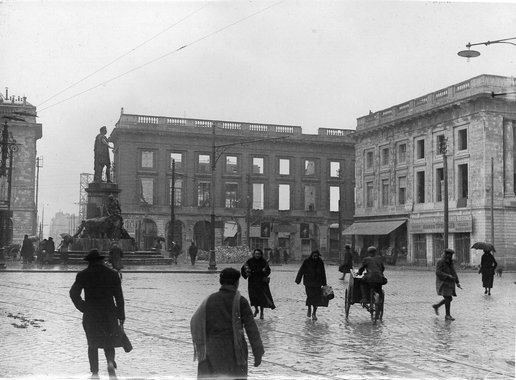 Immeubles de la Place royale en partie restaurés au moment de la Reconstruction, sans date 