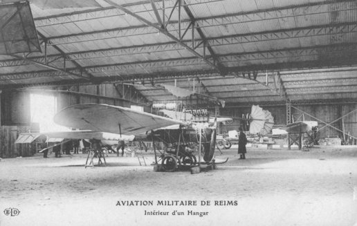 Carte postale, "Aviation militaire de Reims, intérieur d’un hangar", sans date (collection Daniel Tant)