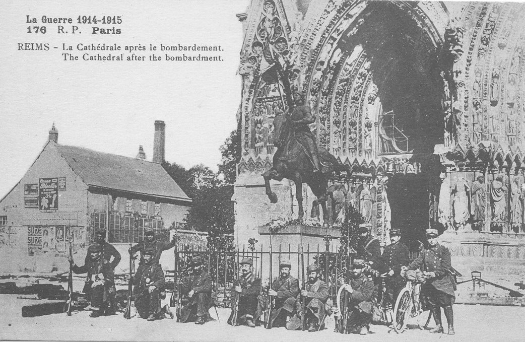 Carte postale représentant des soldats français posant au pied de la cathédrale, 1914-1915