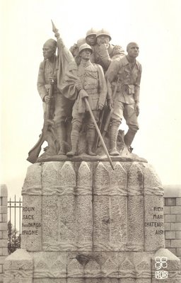 Carte postale du Monument aux héros de l’Armée noire érigé en 1924 