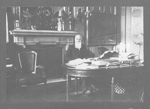 Jean-Baptiste Langlet à son bureau 