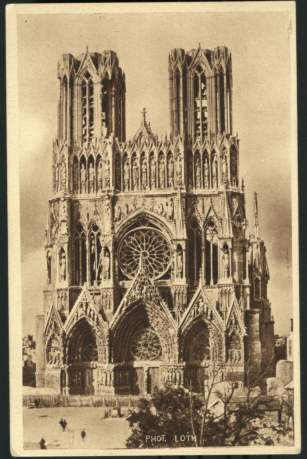 Carte postale, "La Cathédrale de Reims après la guerre"