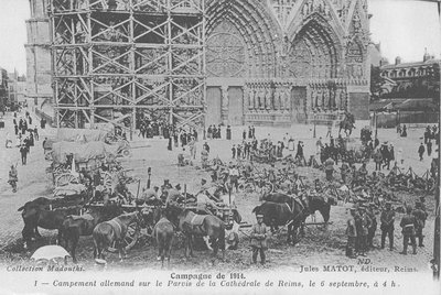 Carte postale « Campement allemand sur le parvis de la cathédrale de Reims », 6 septembre 1914 
