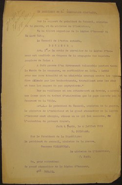 Décret d’attribution de la Croix de la Légion d’honneur au drapeau de la compagnie des sapeurs-pompiers de Reims, 4 juillet 1919