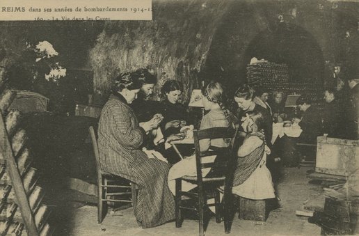 Carte postale « La vie dans les caves », 1914-1916 
