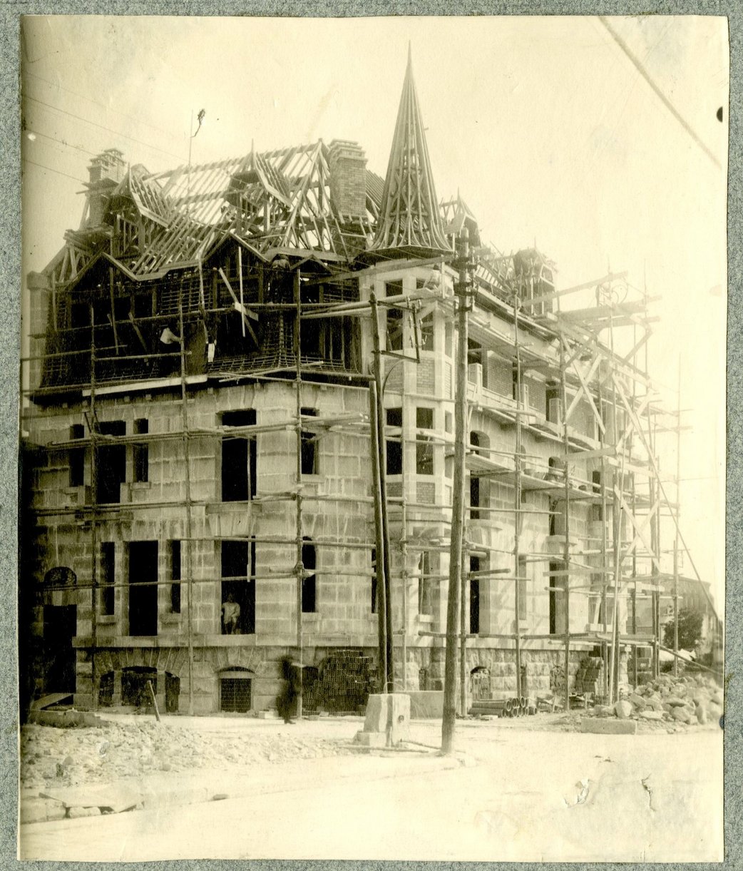 Immeuble en chantier à l’angle de la rue des Trois Raisinets et de la rue Eugène Desteuque, Edmond Herbé et Maurice Deffaux