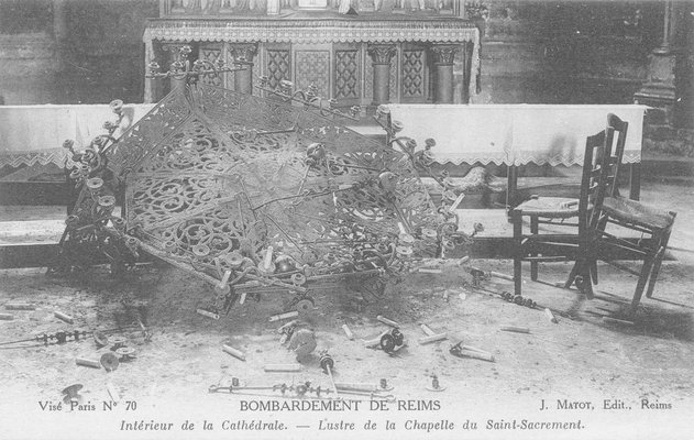 Carte postale, « Bombardement de Reims. Intérieur de la cathédrale. Lustre de la chapelle du Saint-Sacrement » 