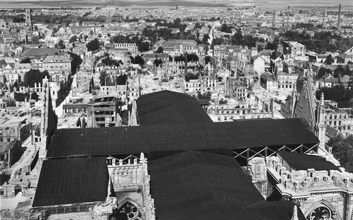 Bâche lors du chantier de reconstruction de la cathédrale, sans date 