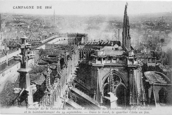 Carte postale, « Campagne de 1914. Transept de la cathédrale de Reims et chapelle de l'archevêché après l'incendie et le bombardement du 19 Septembre, dans le fond, le quartier Cérès en feu » 