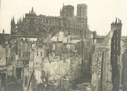 "Reims. Vue générale des ruines aux alentours de la cathédrale", 22 aout 1915