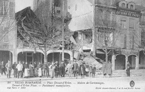 Carte postale « Reims bombardé. Place Drouet d’Erlon, maison de cartonnages », 1914-1915 
