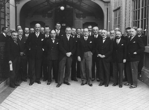Portrait de groupe des architectes (identifiés au verso) ayant participé à la reconstruction de Reims, 20 janvier 1935 