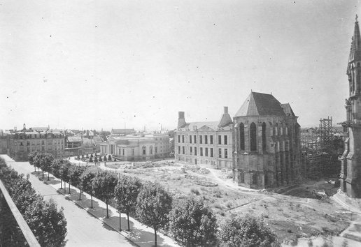 Vue du cours Anatole France, débris et échafaudages, palais du Tau, bibliothèque Carnegie au second plan, sans date 