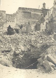 "Reims. Rue Desteuques. Trou d’obus", 24 aout 1915 