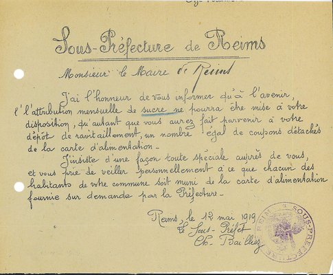 Lettre de Ch. Bailliez, sous-préfet de la Marne annonçant au maire que les livraisons de sucre ne pourront se faire sans l’envoi préalable de coupons détachés des cartes de ravitaillement, 12 mai 1919 