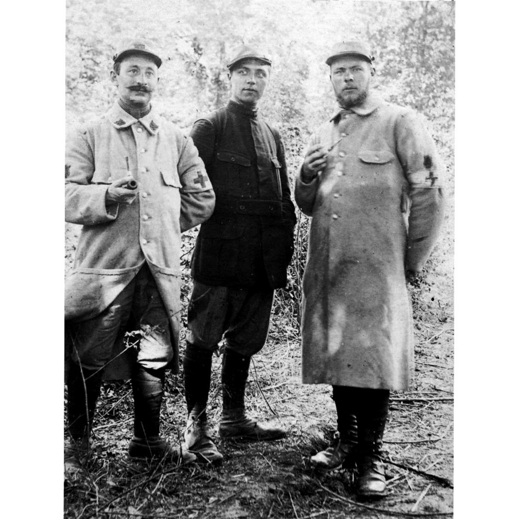 Robert Delahaigue en 1915, au milieu entre ses camarades Braine et Serry