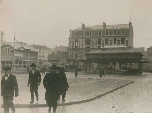 Immeuble en construction sur la place du marché, sans date 