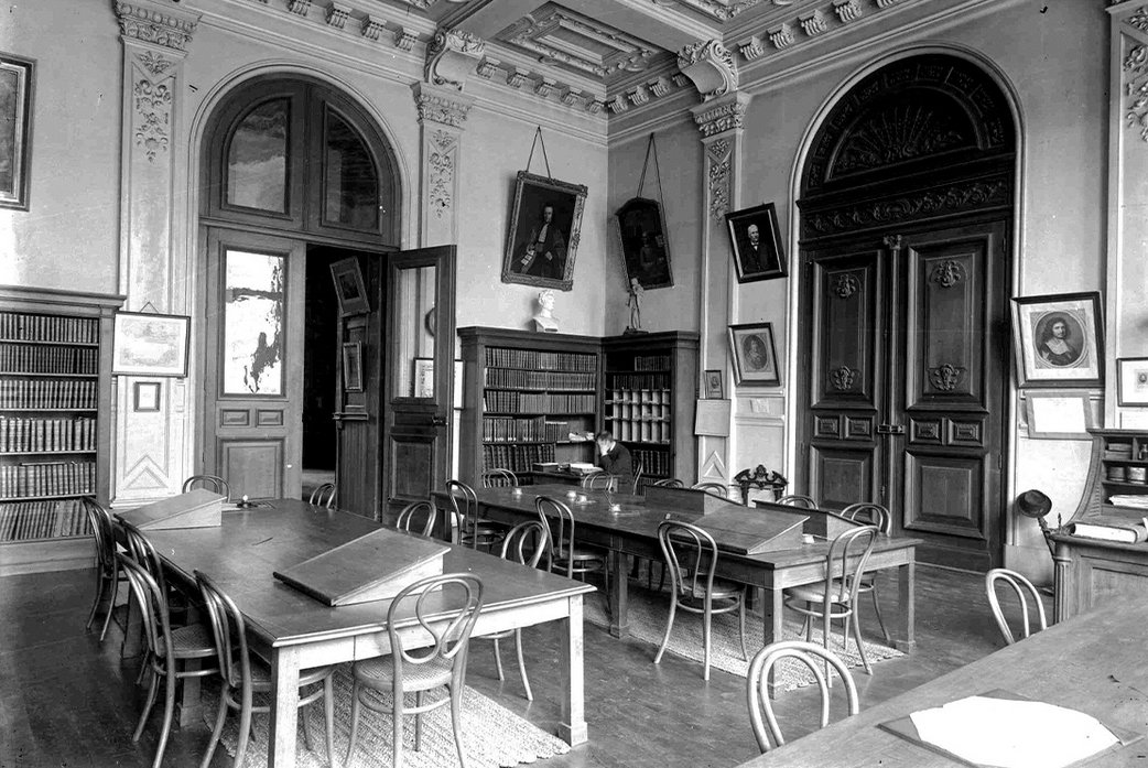 Salle de lecture de l'hôtel de ville avant-guerre