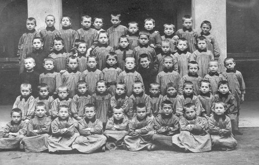 Carte postale représentant une classe de garçons de l’hospice général, place Museux, sans date 
