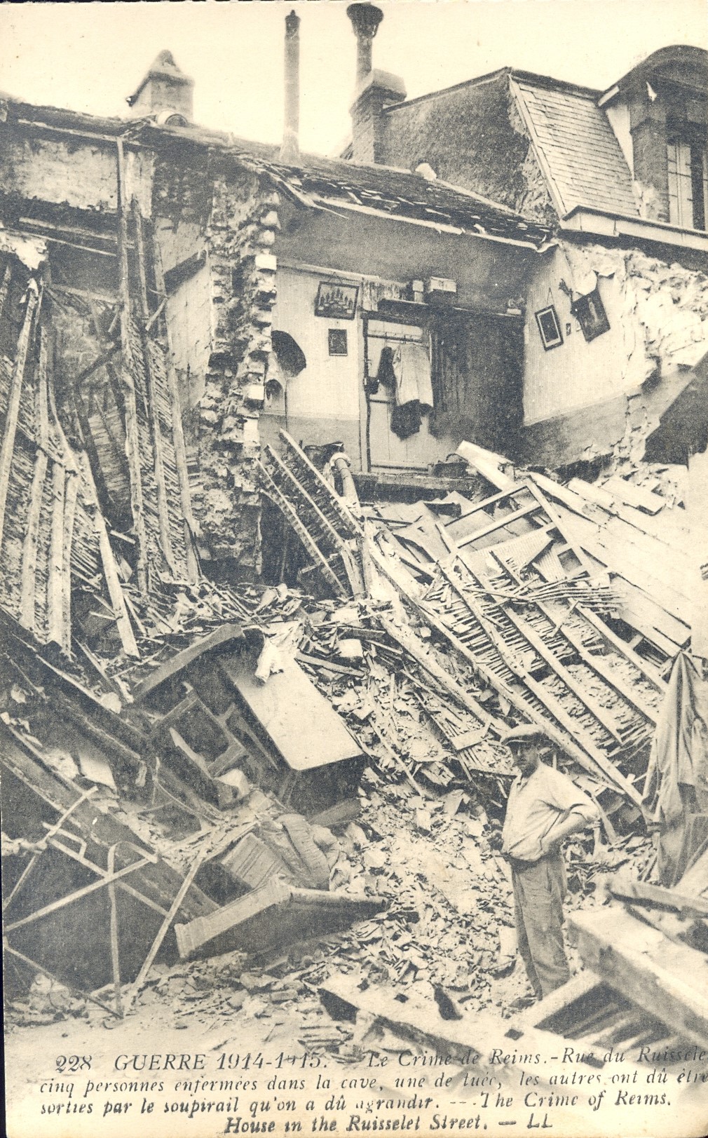 Carte postale « Le crime de Reims. Rue du Ruisselet, 5 personnes enfermées dans la cave, une tuée, les autres ont dû être sorties par le soupirail », 1914-1915 
