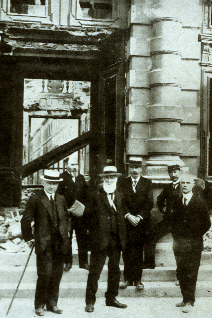 Le maire entouré d'adjoints et du secrétaire en chef en juin 1917 devant l'hôtel de ville